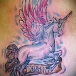 Érdekes példa a meglévő egyszarvú tetoválásra - a rajz alkalmas akvarell egyszarvú tetoválásra