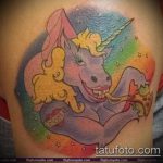 A kész egyszarvú tetoválás egyedi változata - a rajz alkalmas egyszarvú tetoválásra szárnyakkal