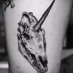 A meglévő egyszarvú tetoválás klassz példája - a rajz alkalmas egyszarvú tetováláshoz rosa tatu egyszarvú geometriában