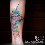 Az alkalmazott egyszarvú tetoválás hűvös változata - a rajz alkalmas egyszarvú tetoválásra a hátán