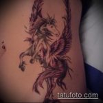 A kész egyszarvú tetoválás érdekes változata - a rajz alkalmas egyszarvú tetováláshoz a fül mögött