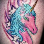 Egy meglévő unikornis tetoválás egyedülálló példája - a rajz alkalmas egyszarvú tetoválásra.