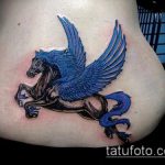 A kivégzett unikornis tetoválás érdekes változata - a rajz alkalmas egyszarvú tetoválásra a lábán