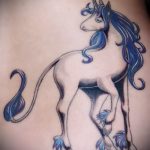 Egy unikornis tetoválás egyedi példánya - a rajz alkalmas egyszarvú tetoválásra a karon