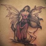 Érdekes példa a kész egyszarvú tetoválásra - a rajz alkalmas egyszarvú tetováláshoz a fül mögött