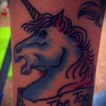 A kész egyszarvú tetoválás egyedi változata - a rajz alkalmas egyszarvú tetoválásra a hátán