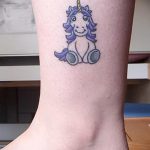 A meglévő egyszarvú tetoválás hűvös változata - a rajz alkalmas egyszarvú tetoválásra a hátán