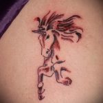 Az egyszarvú tetoválás remek példája - a rajz alkalmas egyszarvú tetoválásra.