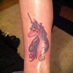 A kész egyszarvú tetoválás egyedi változata - a rajz alkalmas egyszarvú tetoválásra a hátán