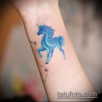 Az egyszarvú tetoválás remek példája - a rajz alkalmas egyszarvú tetoválás akvarellére