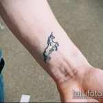 A kivitelezett egyszarvú tetoválás érvényes változata - a rajz alkalmas egyszarvú tetoválásra a nyakon