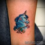 Az egyszarvú tetoválás remek példája - a rajz alkalmas egyszarvú tetoválására rózsaszín egyszarvú geometriában