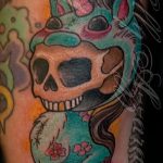 A meglévő egyszarvú tetoválás hűvös változata - a rajz alkalmas egyszarvú tetováláshoz a fül mögött