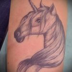 Egy remek példa a kész egyszarvú tetoválásra - a rajz alkalmas egyszarvú tetoválásra szárnyakkal