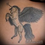 Érvényes példa az elkészült egyszarvú tetoválásra - a rajz alkalmas a borjú egyszarvú tetoválására