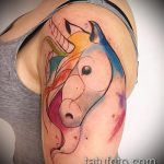 Egyedi példa egy alkalmazott egyszarvú tetoválásra - a rajz alkalmas egyszarvú tetoválásra a hátán