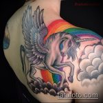 A meglévő egyszarvú tetoválás klassz példája - a rajz alkalmas egy pegasus egyszarvú tetováláshoz