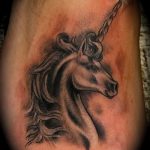 Érdekes példa az alkalmazott egyszarvú tetoválásra - a rajz alkalmas egyszarvú és szivárvány tetováláshoz