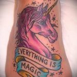 Eredeti példa a kész egyszarvú tetoválásra - a rajz alkalmas egyszarvú tetováláshoz a fül mögött