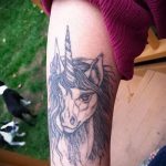 A kész egyszarvú tetoválás hűvös változata - a rajz alkalmas a borjú egyszarvú tetoválására