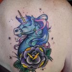 Érdekes példa a meglévő egyszarvú tetoválásra - a rajz alkalmas egyszarvú tetoválásra a csuklón