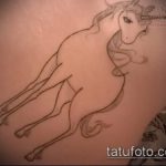 Egy remek példa a kész egyszarvú tetoválásra - a rajz alkalmas egyszarvú ló tetoválására