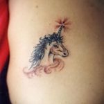 Az egyszarvú tetoválás remek példája - a rajz alkalmas egyszarvú tetováláshoz
