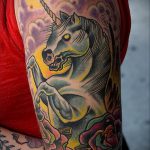 Érdekes példa a meglévő unikornis tetoválásra - a rajz alkalmas egyszarvú tetoválásra a hátán