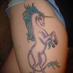 A meglévő egyszarvú tetoválás remek példája - a rajz alkalmas egyszarvú és szarvas tetováláshoz