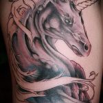 Egyedi példa egy alkalmazott egyszarvú tetoválásra - a rajz alkalmas egyszarvú tetoválásra.