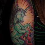 Érdekes példa a meglévő unikornis tetoválásra - a rajz alkalmas egyszarvú tetováláshoz a fül mögött