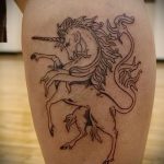 Érdekes példa a meglévő egyszarvú tetoválásra - a rajz alkalmas egyszarvú tetoválásra a karon