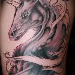 Az alkalmazott egyszarvú tetoválás egyedi változata - a rajz alkalmas az egyszarvú kozmosz tetováláshoz