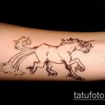 Az alkalmazott egyszarvú tetoválás érdekes változata - a rajz alkalmas egyszarvú tetováláshoz.