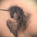 A meglévő egyszarvú tetoválás egyedi változata - a rajz alkalmas egyszarvú tetoválásra a hátán