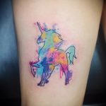Az egyszarvú tetoválás remek példája - a rajz alkalmas egyszarvú tetoválásra lányokon