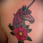 A kész egyszarvú tetoválás hűvös változata - a rajz alkalmas egyszarvú tetoválásra a lábán