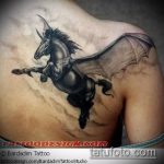 Az egyszarvú tetoválás remek példája - a rajz alkalmas egyszarvú tetováláshoz a fül mögött