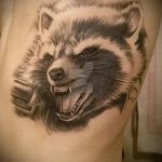 fotó a mosómedve tetoválásról, 369. szám - a kép hűvös változata, amely jól használható egy mosómedve vázlatának feldolgozására és vállra történő felhelyezésére tetoválásként