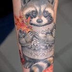 fotó a mosómedve tetoválás 8 -as számáról - a kép hűvös változata, amely sikeresen használható a borjú mosómedve tetoválásának feldolgozására és alkalmazására