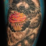 fotó a mosómedve tetoválásról, 455. sz. - a minta hűvös változata, amely sikeresen használható egy mosómedve vázlatának feldolgozására és felhelyezésére a vállára tetoválásként