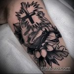 fénykép a mosómedve tetoválásról, 505. sz. - a minta egyedi változata, amely sikeresen használható egy mosómedve tetoválás átalakítására és felhelyezésére a vádliján fényképként