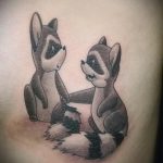 fotó a mosómedve tetoválásról, 68. szám - a minta egyedi változata, amely sikeresen használható feldolgozásra és alkalmazásra, mint egy mosómedve tetoválás képe a borján