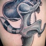 fotó a mosómedve tetoválásról, 182. szám - a minta érdekes változata, amely könnyen használható mosómedve vázlatainak feldolgozására és felhelyezésére a vállára tetoválásként