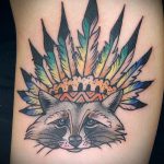 fotó a mosómedve tetoválásról, 310. szám - a minta hűvös változata, amely sikeresen használható egy mosómedve tetoválás átalakítására és felhelyezésére a vádliján fényképként