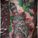 fénykép a mosómedve tetoválásról, 604. szám - a minta hűvös változata, amely sikeresen használható egy mosómedve vázlatának rajzolásához a vállán tetoválásként