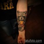 fotó a mosómedve tetoválásról, 658. szám - a minta érdekes változata, amely sikeresen használható egy mosómedve vázlatának rajzolásához és vázlatának rajzolásához a vállára tetoválásként