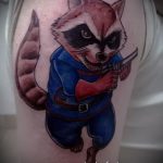 fénykép a mosómedve tetoválásról, 910. szám - a minta egyedi változata, amely sikeresen használható egy mosómedve vázlatának átalakítására és felhelyezésére a vállára tetoválásként