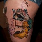 fénykép a mosómedve tetoválásról, 499. szám - a minta hűvös változata, amely könnyen használható mosómedve vázlatainak feldolgozására és felvitelére a vállán, mint tetoválás