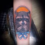 fénykép a mosómedve tetoválásról, 114. szám - a minta érdekes változata, amely sikeresen használható változtatásra és alkalmazásra, mint egy mosómedve tetoválás képe a borjún